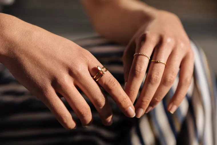 Bague extensible en acier inoxydable avec breloque, Marseille, Isoard Bijoux